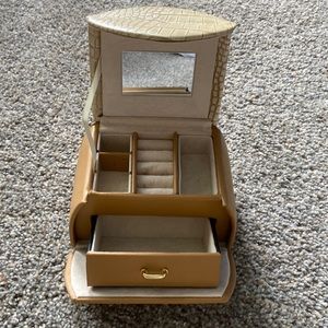 Small jewelry case.  Perfect for weekend trips.